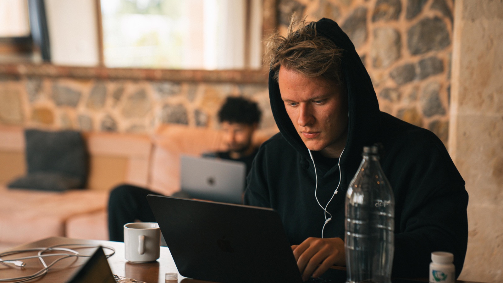 Lukas Brack, Gründer von Ecom Mails, am Laptop